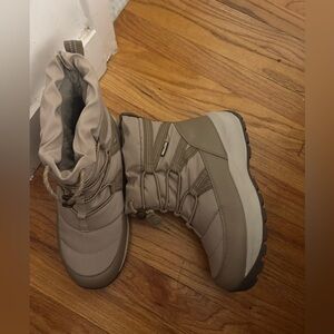 New! Lands End Ivory Cream Women's 7.5 B Winter Snow Insulated hiking boots
